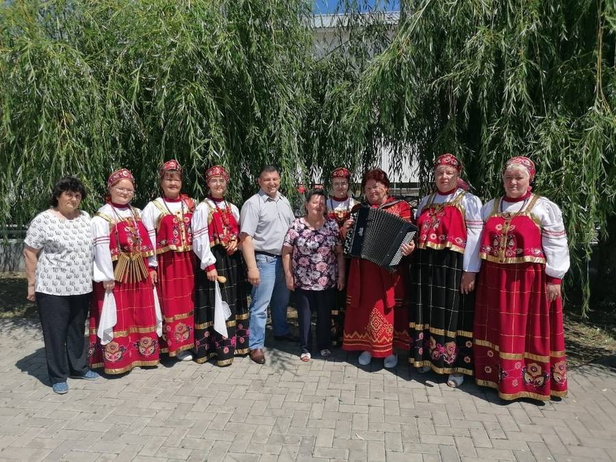 Для зрителей города выступал Народный хор «Сударушка» Чапаевского СДК.