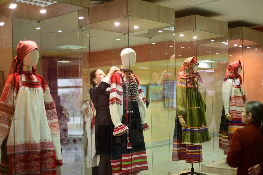 В Михайловском Районном Доме культуры открылась уникальная выставка костюмов и изделий с цветным кружевом и вышивкой.