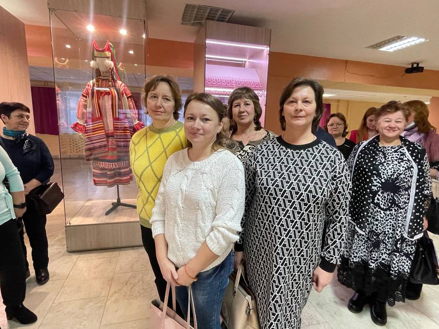 В предверии Нового года работники КДУ посетили выставку костюмов и изделий с цветным кружевом и вышивкой Михайловского района