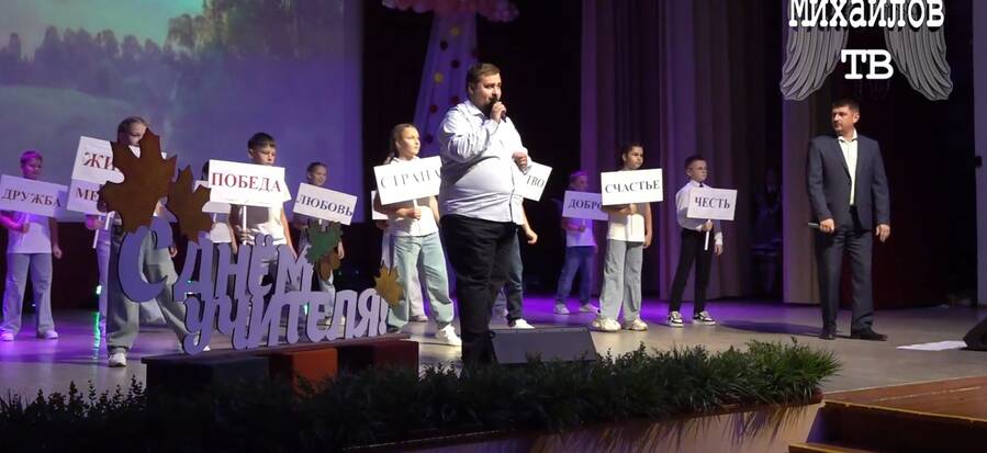 В МКЦ мы собрались большой окружной семьёй, чтобы от всего сердца поздравить вас с профессиональным праздником.