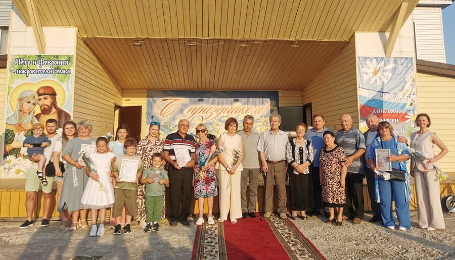 Дорогие жители Михайловского округа! От всей души поздравляю вас с Днём семьи, любви и верности